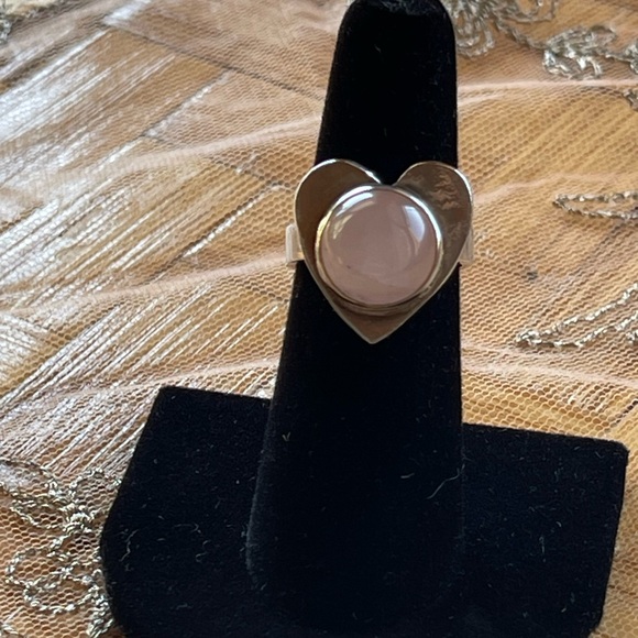 Rose quartz and sterling heart ring - Picture 9 of 9